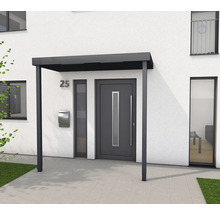 Haustürvordach mit Hausnummer und Briefkasten an Fassade