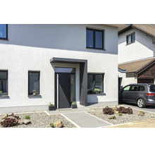 Modernes Haus mit Haustür, Fenstern und Vorgarten