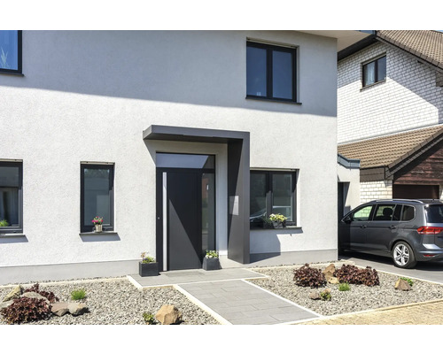 Maison moderne avec porte d''entrée, fenêtres et allée pavée