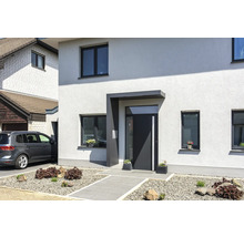 Modernes Einfamilienhaus mit Eingangstür, Fenstern und gepflastertem Weg