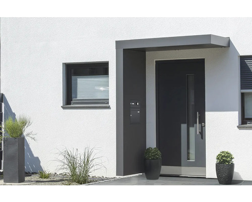 Auvent Gutta BS Plus 160 RAL 7016 gris anthracite 160x90 cm avec boîte aux lettres, sonnette, interphone, partie latérale gauche évacuation de l'eau dans la partie latérale Façade de maison avec porte d''entrée, fenêtre et bacs à plantes