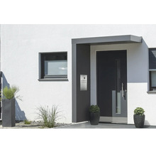 Zone d''entrée d''une maison avec porte d''entrée, boîte aux lettres et fenêtres