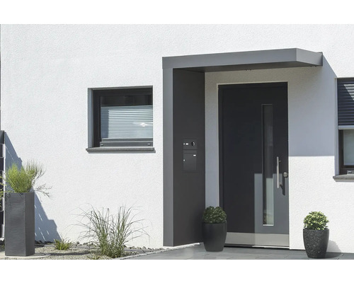 Auvent Gutta BS Plus 160 RAL 7016 gris anthracite 160x90 cm avec boîte aux lettres, caméra intégrée, interphone, partie latérale gauche évacuation de l'eau dans la partie latérale Façade d''une maison avec porte d''entrée, fenêtre et plantes