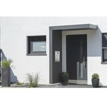 Moderne Hausfassade mit Haustür, Fenster und Briefkastenanlage