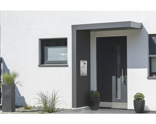 Gutta Vordach BS Plus 160 RAL 7016 anthrazit 160x90 cm Seitenteil links inkl. Briefkasten, integrierter Kamera und Sprechanlage Edelstahl Wasserablauf im Seitenteil Moderne Hausfassade mit Haustür, Fenster und Briefkastenanlage