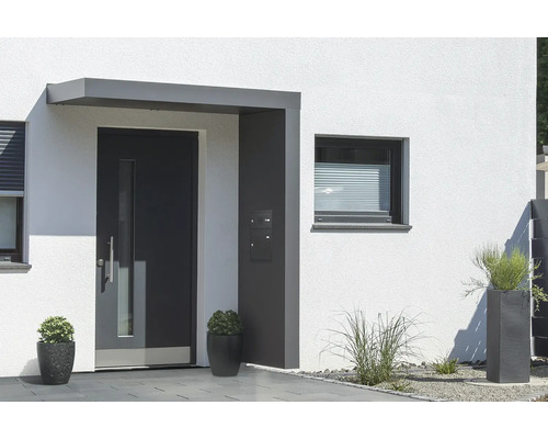 Gutta Vordach BS Plus 200 RAL 7016 anthrazitgrau 200x90 cm inkl. Briefkasten,Funktionskasten, Seitenteil rechts Wasserablauf im Seitenteil Hausfassade mit Haustür, Vordach und Bepflanzung im Aussenbereich