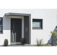 Eingangsbereich eines Hauses mit Haustür und Überdachung