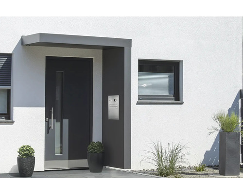 Haustür mit Überdachung und Briefkastenanlage an einer Hauswand