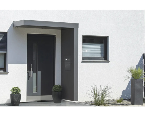 Moderne Haustür mit Vordach und Briefkastenanlage an einem Wohnhaus