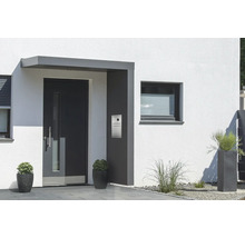 Aussenansicht eines Hauses mit Eingangstür, Briefkasten und Fenstern