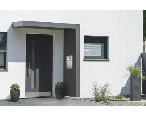 Aussenansicht eines Hauses mit Eingangstür, Briefkasten und Fenstern