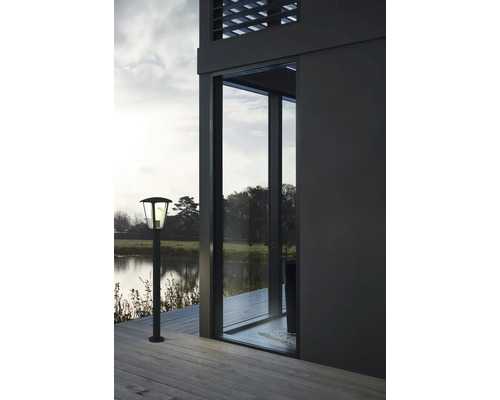 Aussenansicht mit Gartenleuchte und Gebäude am See