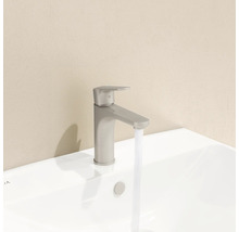 Waschtischarmatur auf einem Waschbecken mit laufendem Wasser