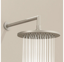 Regendusche mit Wandarm und laufendem Wasser