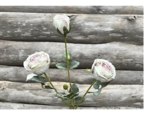 Roses artificielles décoratives devant un mur en bois