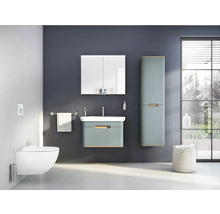 Salle de bain moderne avec lavabo, armoire de toilette, armoire haute et WC suspendu.