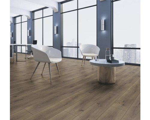 Heller Raum mit Holzlaminatboden, Stühlen und Tisch