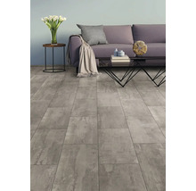 Salon avec canapé et revêtement de sol aspect carrelage.