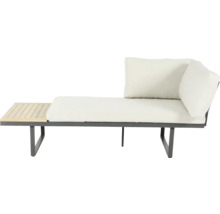 Gartenlounge mit Tisch und Kissen
