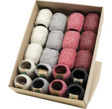 Boîte avec différents motifs de rouleaux de ruban cadeau