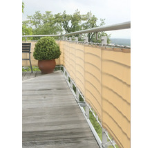 Balkon mit Sichtschutz, Geländer und Pflanze
