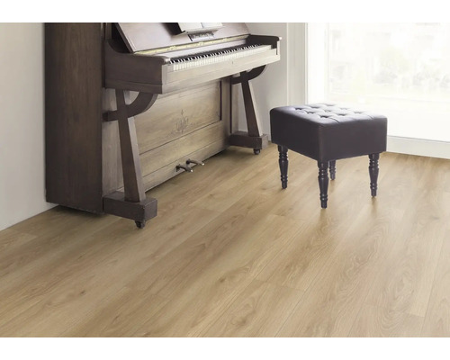 Sol stratifié clair avec piano et tabouret