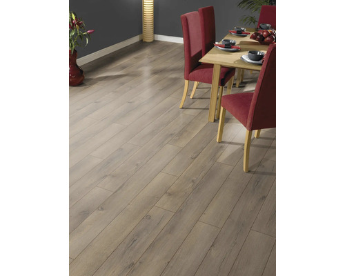 Verlegter Laminatboden im Esszimmer mit Tisch und Stühlen