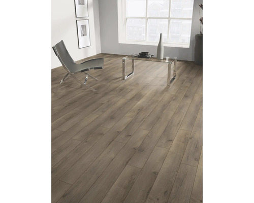 Heller Raum mit Laminatboden in Holzoptik, Sessel und Tisch