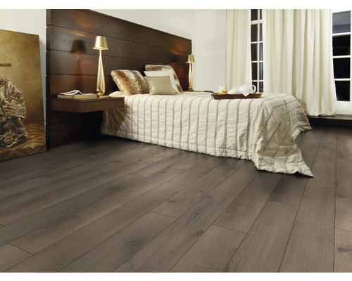 Schlafzimmer mit Laminatboden in Holzoptik und Doppelbett