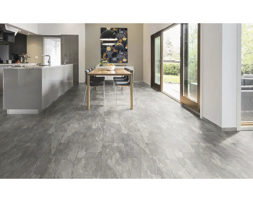 Heller Raum mit Kücheninsel, Esstisch und grauem Bodenbelag in Fliesenoptik