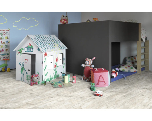 Salle de jeux avec cabane, lit mezzanine et divers jouets.