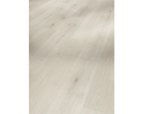 Plancher en bois clair avec une structure naturelle du bois