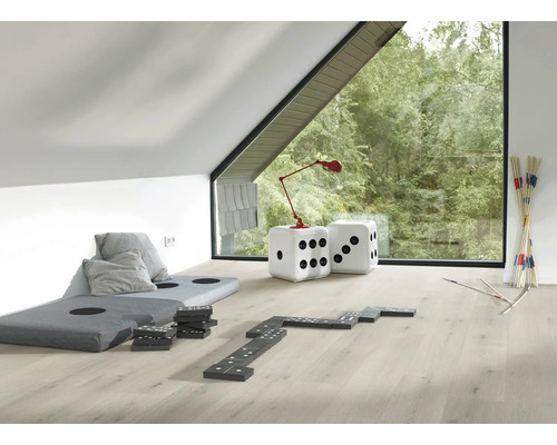 Chambre mansardée avec coussins d''assise, dominos, mikado et tables d''appoint en forme de dés