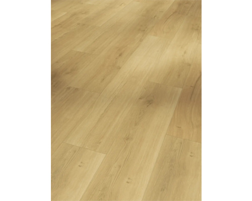 Gros plan d''un sol stratifié aspect bois.