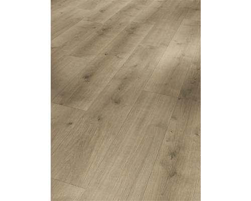 Boden aus Laminat verlegt