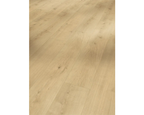 Sol stratifié clair aspect bois.