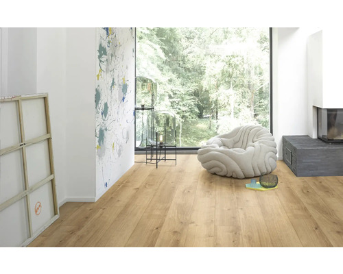 Pièce lumineuse avec sol stratifié, fenêtre, siège et décoration