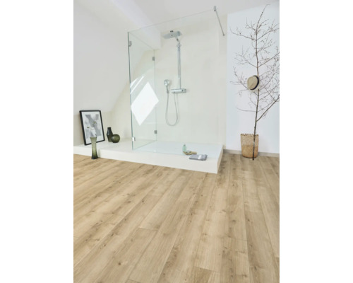 Salle de bain lumineuse avec douche à l''italienne et plancher en bois