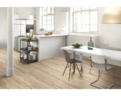 Espace de vie lumineux avec plancher en bois, table à manger, chaises et chariot de cuisine