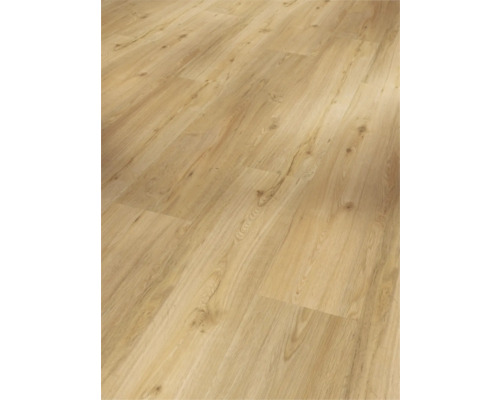 Heller Laminatboden mit Holzoptik