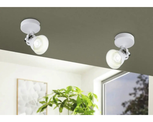 Zwei weisse Deckenstrahler in einem hellen Raum