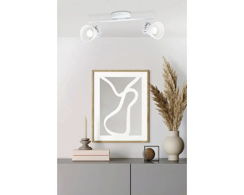 Wohnraum mit Deckenleuchte, Bild und Dekoration auf Kommode