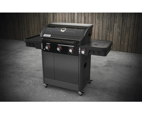 Dunkler Gasgrill mit Ablageflächen für den Aussenbereich