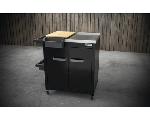 Chariot de grill avec planche à découper et armoires pour ranger les accessoires de barbecue.