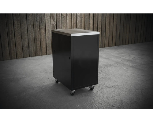 Armoire d''atelier roulante avec plan de travail en acier inoxydable devant un mur en bois