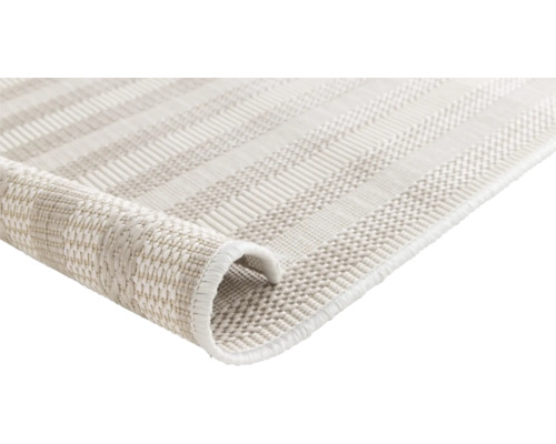 Detailansicht eines hellen Teppichs mit Streifenmuster