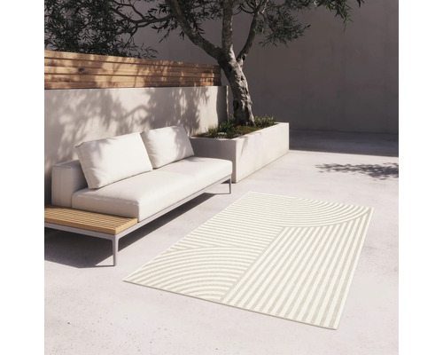 Aussenszene mit Sofa und gemustertem Teppich auf einer Terrasse