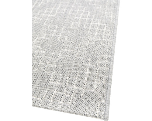 Detailansicht eines hellen Teppichs mit geometrischem Muster