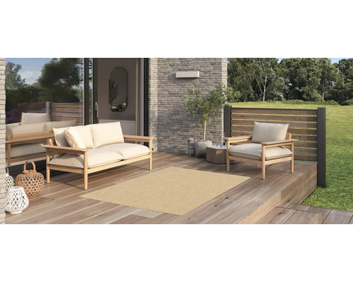 Terrasse avec tapis d''extérieur, coin salon et décoration