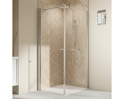 Cabine de douche avec porte en verre et robinetterie de douche dans la salle de bain
